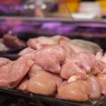 Hühnchen für Hunde: Können Hunde rohes Hühnchen essen?