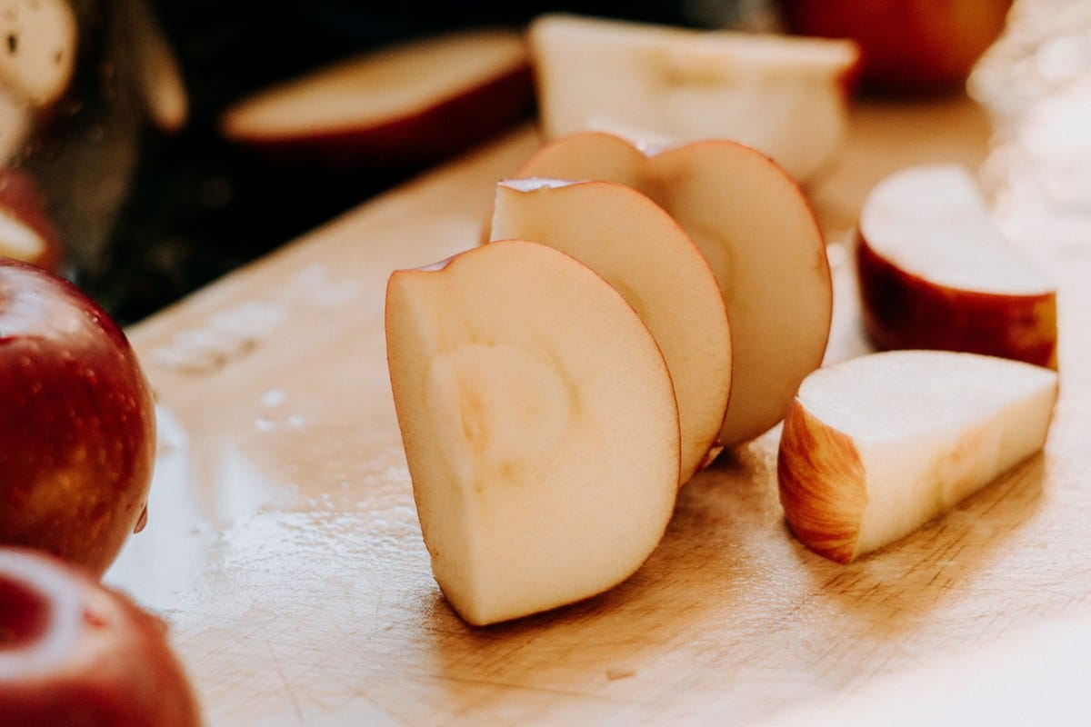 Frische Apfelscheiben ohne Kerngehäuse
