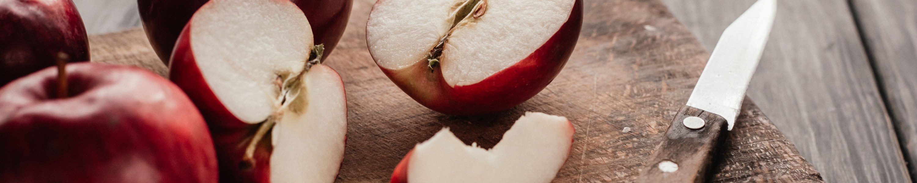 Dürfen Wellensittiche Äpfel essen? Kerne, Menge und Fütterung