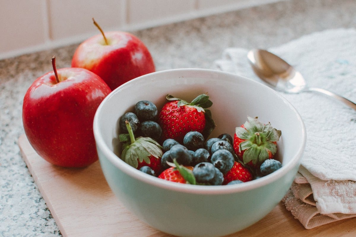 Beeren und Obst als gesunde Frischkost für Wellensittiche