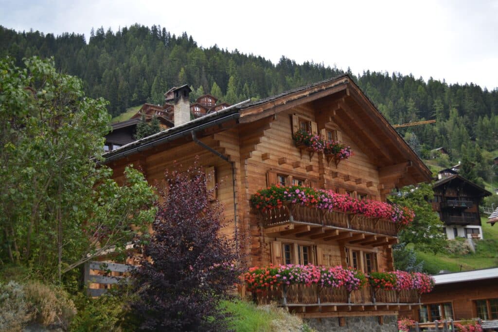 Musterportrait: Alpen-Chalet mit Blumenbalkonen