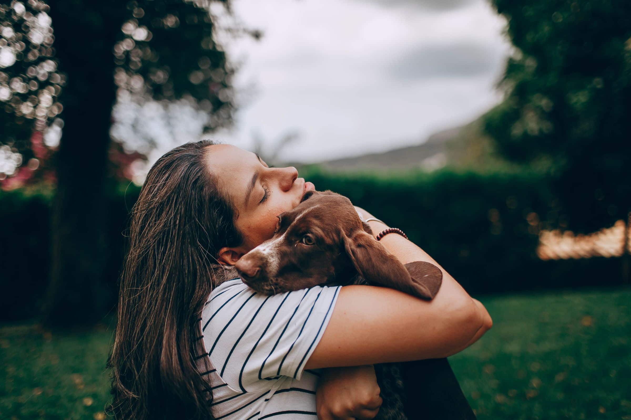Halterin gibt ihrem Hund ruhig Nähe und Sicherheit
