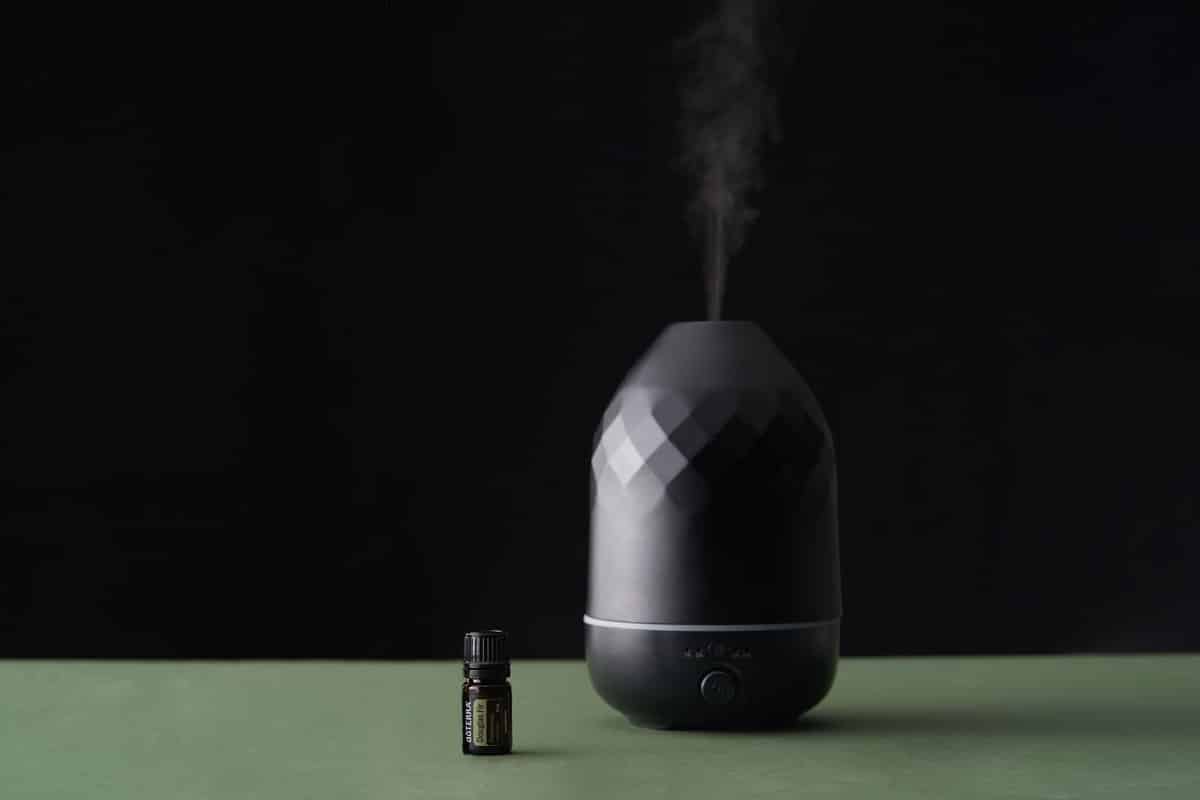 Diffuser verdampft Duftöl in einem Raum