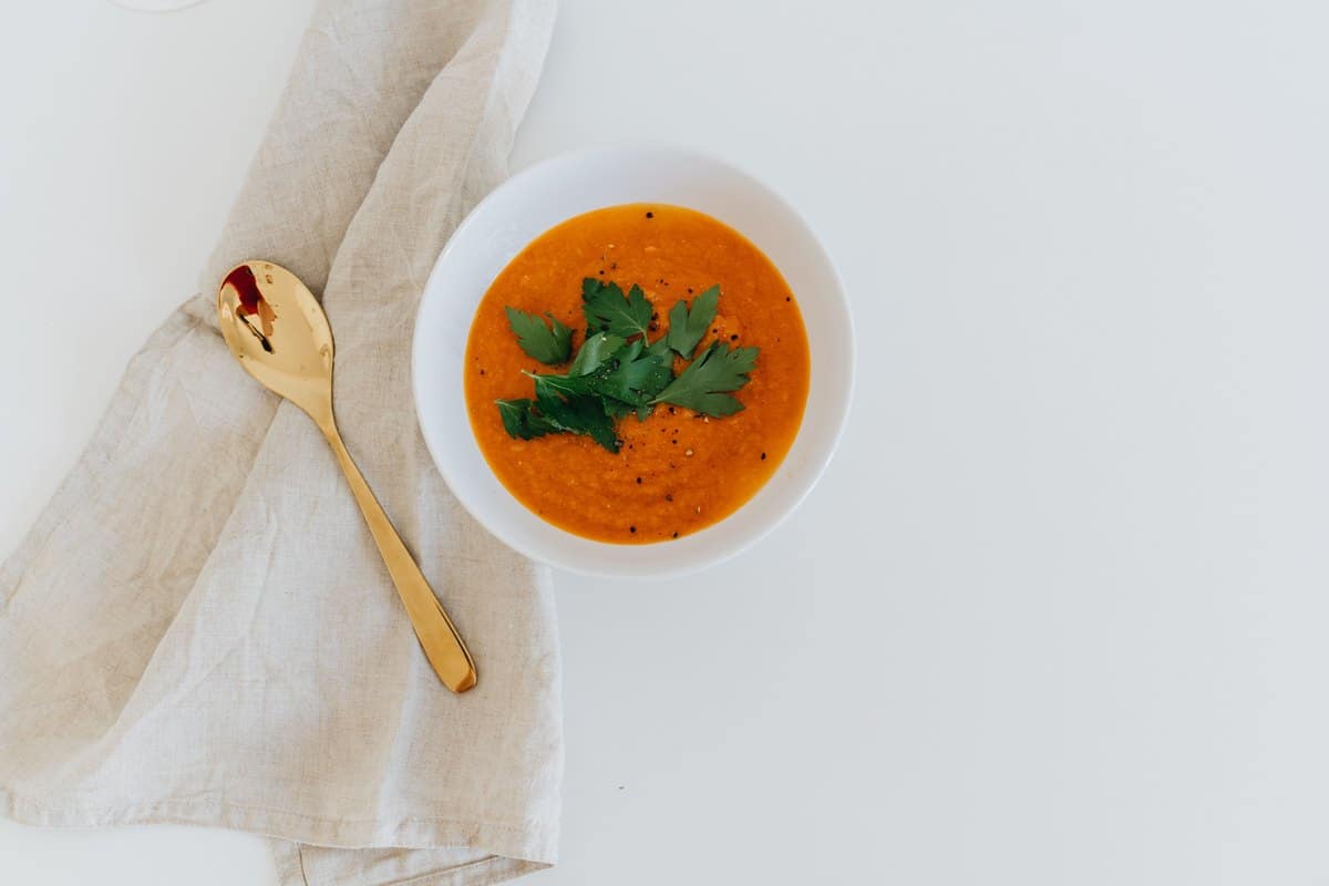Karottensuppe in einer weißen Schale